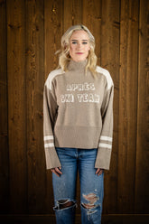 "APRÈS SKI TEAM" Funnel Neck Sweater Color: Desert/Glacier