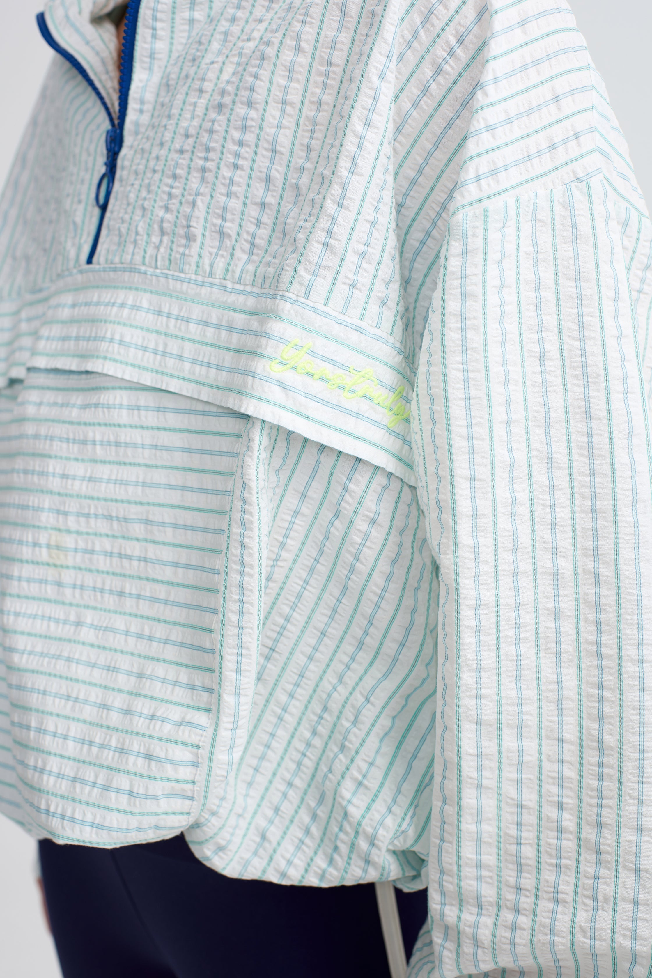 KRINKLE SWEATSHIRT – Seersucker – WHITE STRIPED