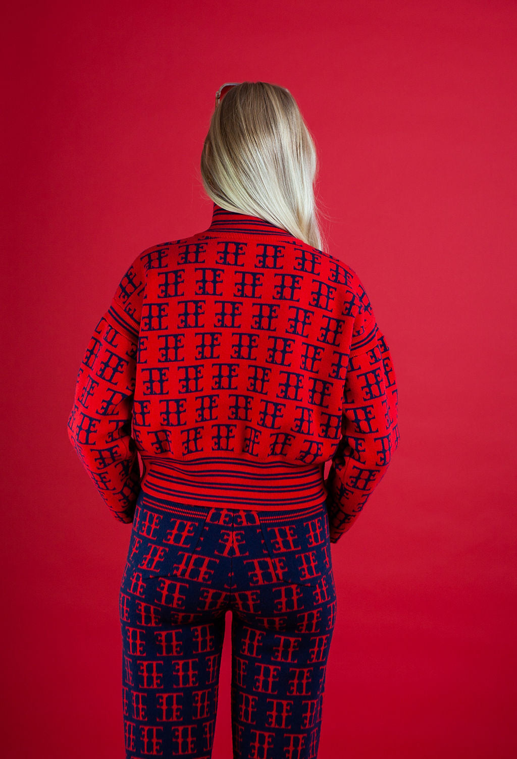 TE LOGO JACQUARD SWEATER (Slightly Cropped Fit)