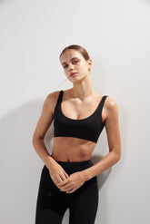 AirRise Scoop Neck Sports Bra - Black