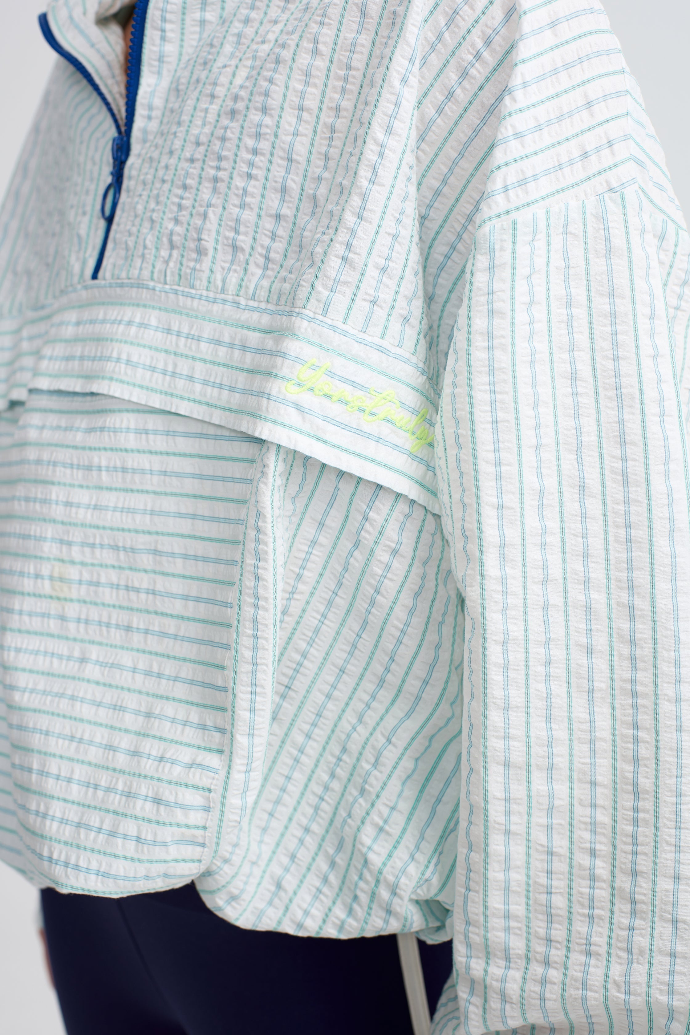 KRINKLE SWEATSHIRT – Seersucker – WHITE STRIPED